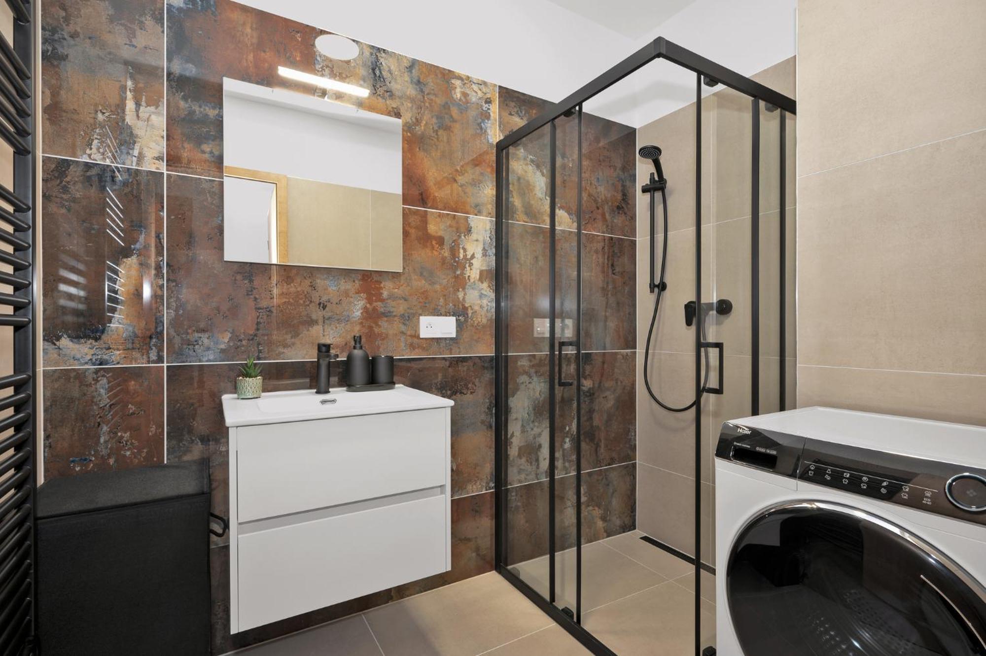 Fully Equipped Apartments With Terraces, Free Garage Parking, Netflix & Ac - By Apartmany Slapanice Cz Eksteriør bilde