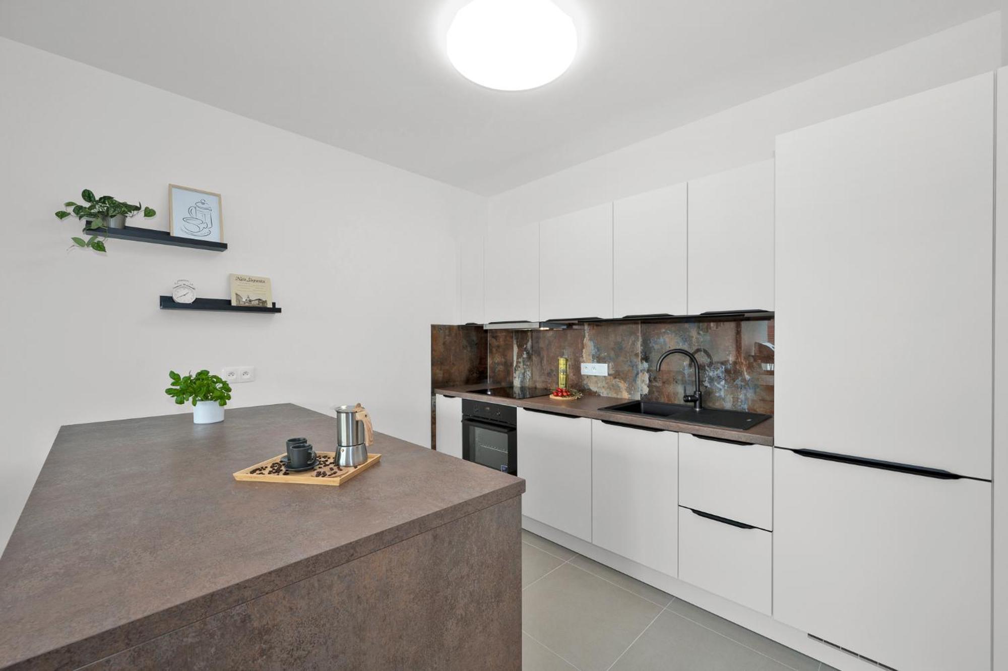 Fully Equipped Apartments With Terraces, Free Garage Parking, Netflix & Ac - By Apartmany Slapanice Cz Eksteriør bilde